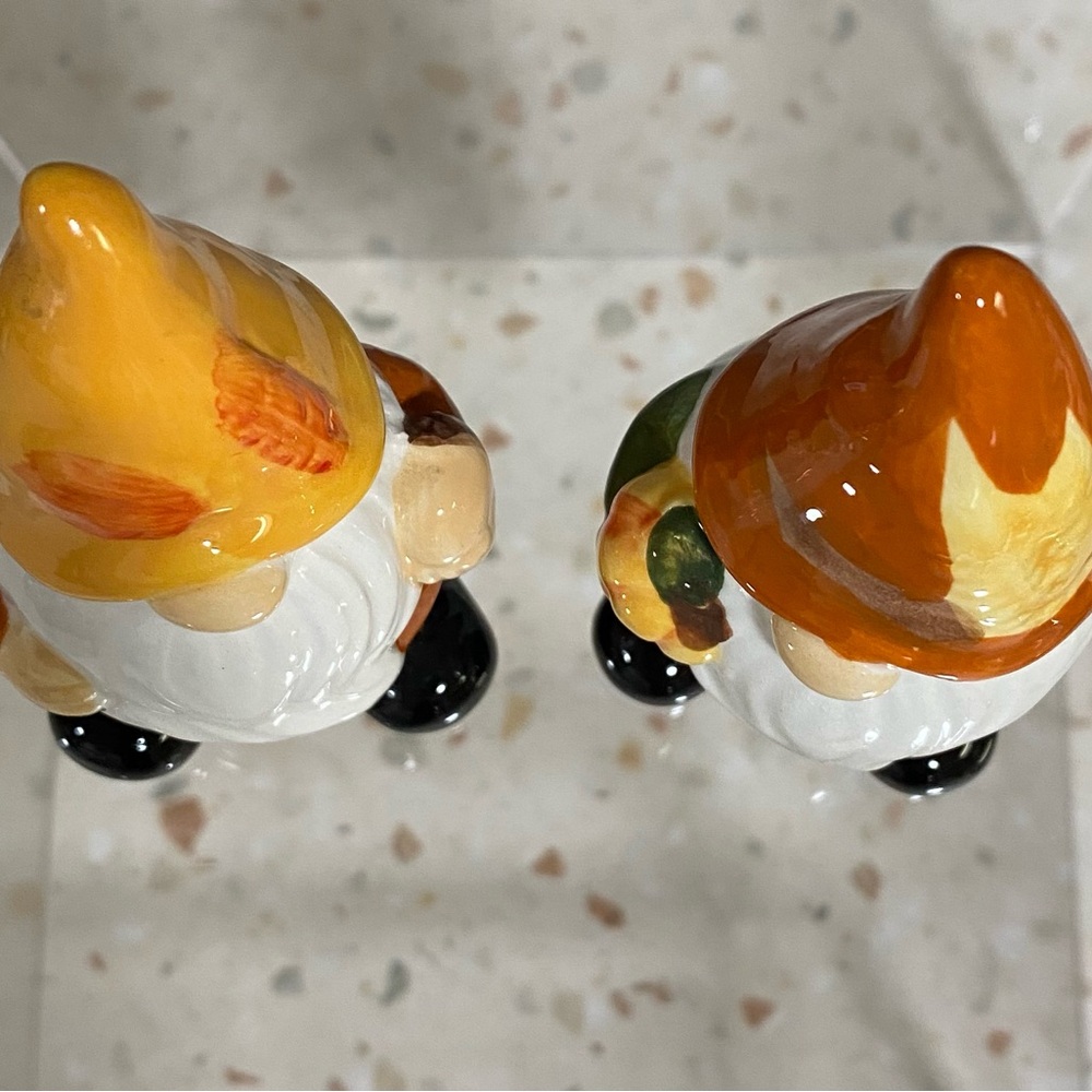 Set of Salt and Pepper Shakers of Ceramic Gnomes - Picture 6 of 15